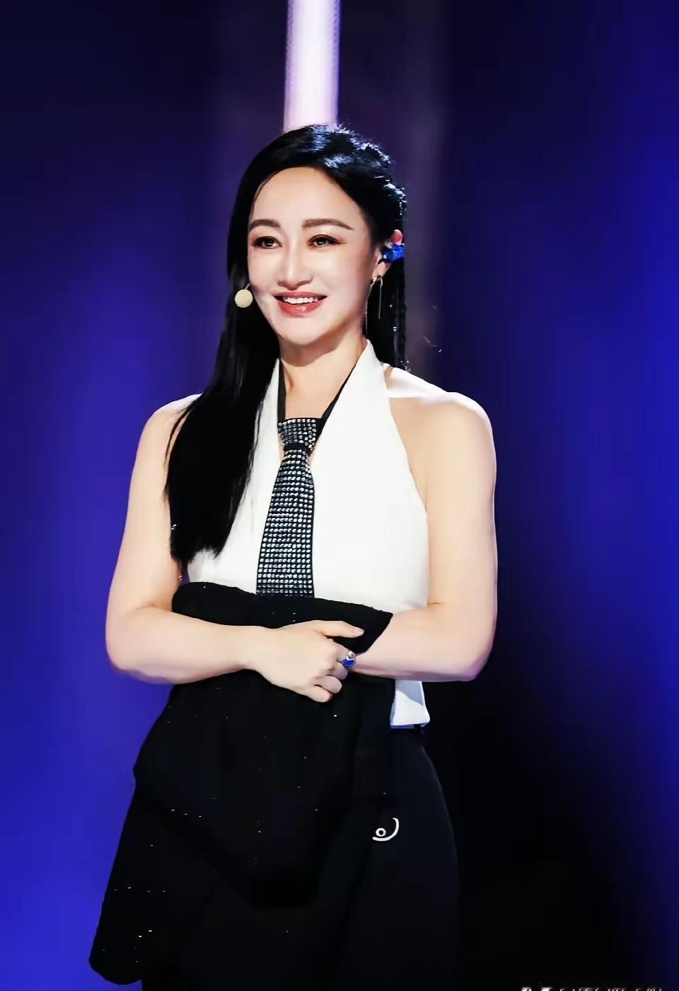 赵子琪这姐姐，真不是盖的。
淘汰结果一出来，孙怡那边哭得跟个孩子似的，恨不得把地