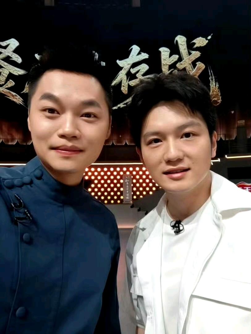 好可爱[机智]合影：一个爱吃饭，一个爱做饭🍚@樊振东 ©️醒醒吧陈老师 ​​​