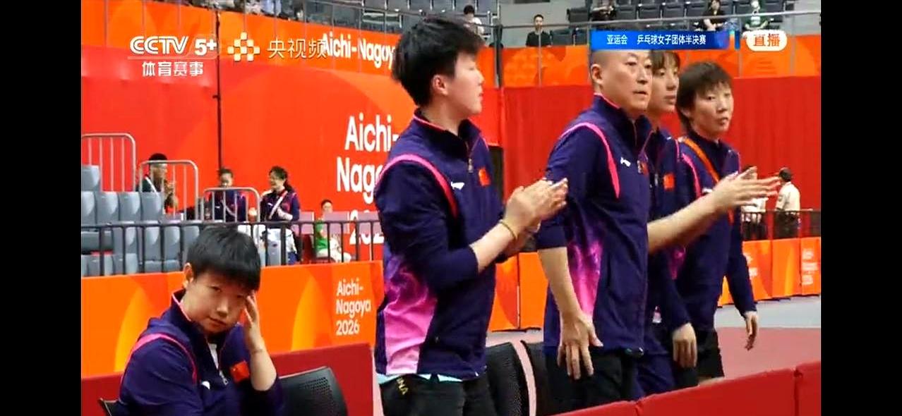 蒯曼拿下最后一分那会儿，全场都弹起来了，就莎莎还钉在椅子上，腮帮子一动一动的，跟