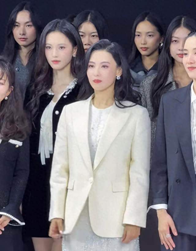 宋佳张柏芝优雅大方，沈羽洁清新亮眼！三代女星同场各有风韵