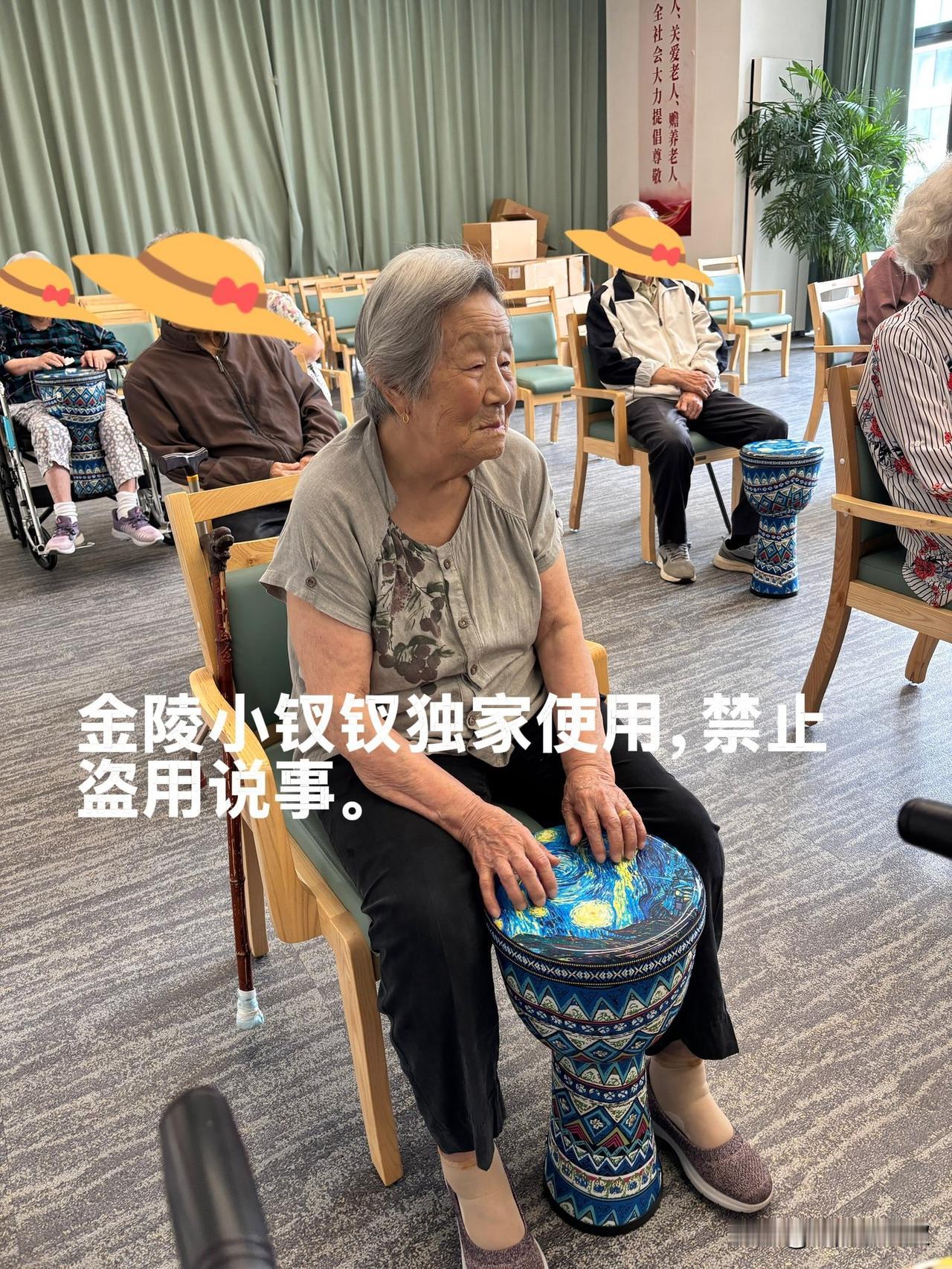 老妈身上有团火

上次拍老妈在楼下做活动，就有眼尖的朋友说：整个房间只有老妈还穿