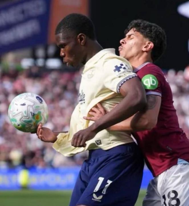 上周末，西汉姆联2-1击败埃弗顿的比赛中，发生了惊天误判。西汉姆联球员在禁区内明