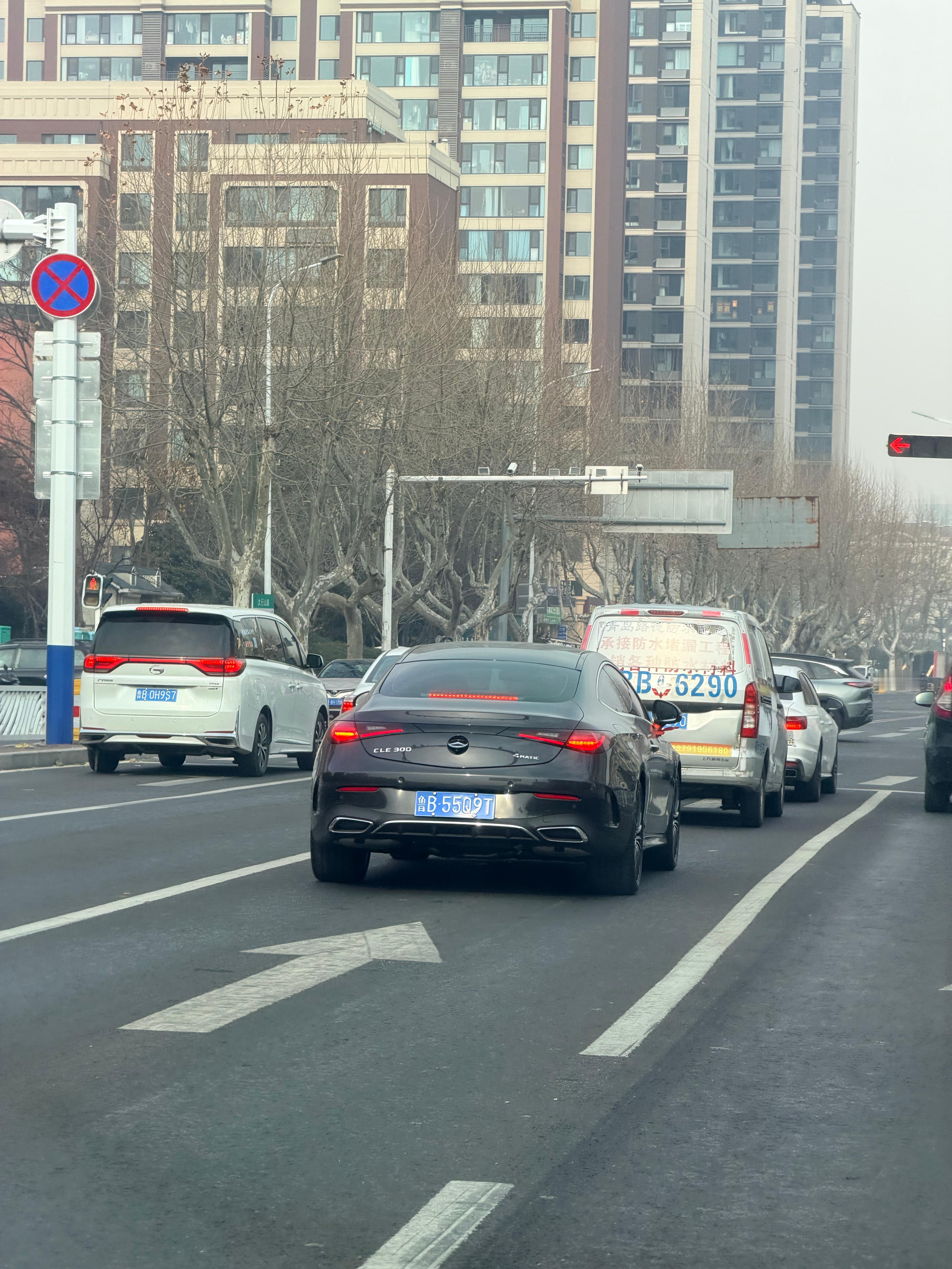 一代人有一代人的开车经验 老一辈靠地图、听广播认路，方向盘磨出茧子才敢上路。我们