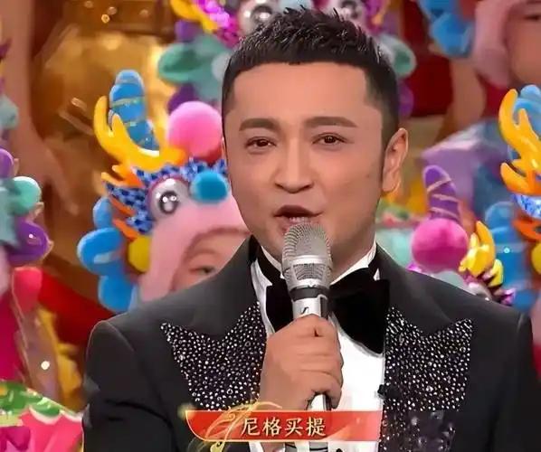 尼格买提闷声耕耘终迎高光时刻，一举斩获优秀电视播音员主持人殊荣！舞台上的他，幽默