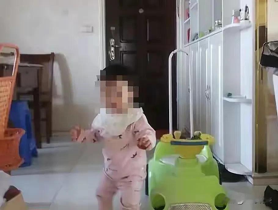 湖北孝昌，一3岁女童住16楼，妈妈下楼扔垃圾，女童不见妈妈，开门寻找，爬上电梯侧