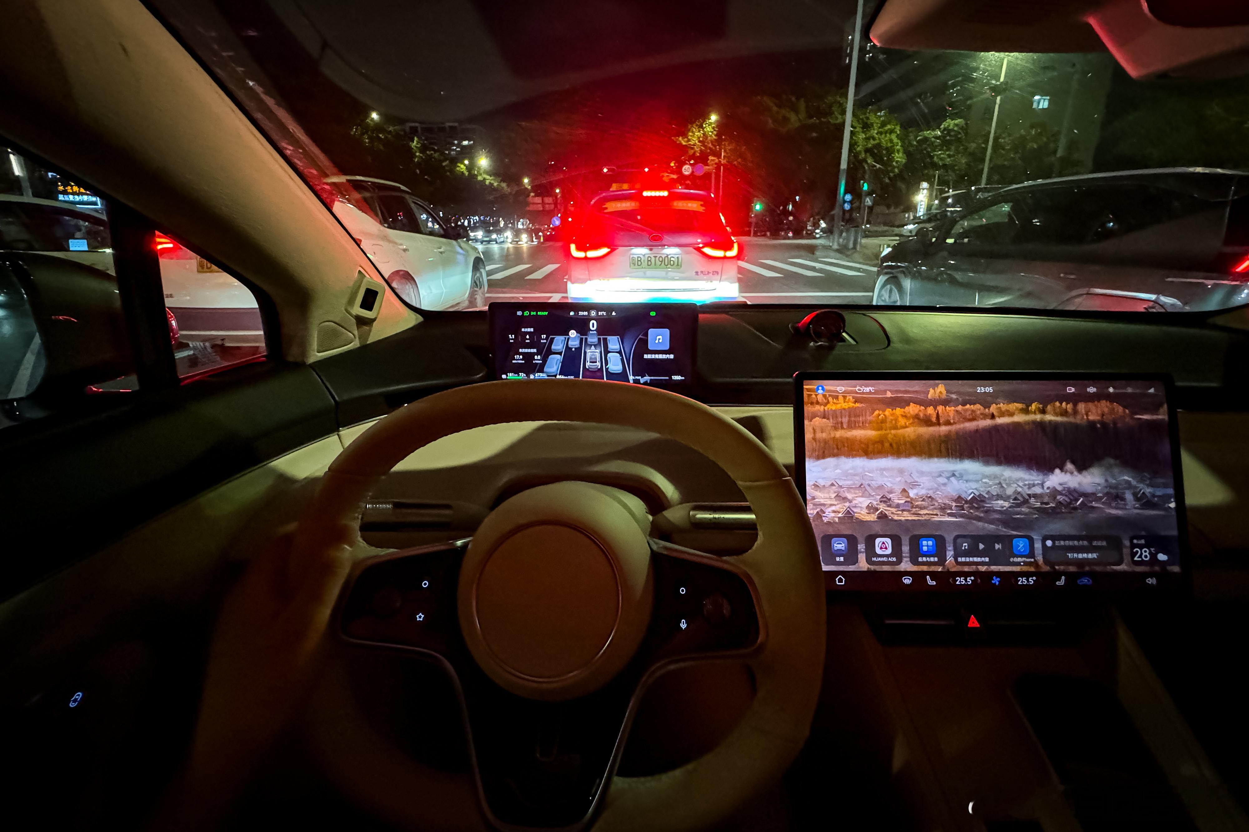 跟完小米 YU7 的发布会之后，开着我的智界 R7 下班了[doge]新能源汽车