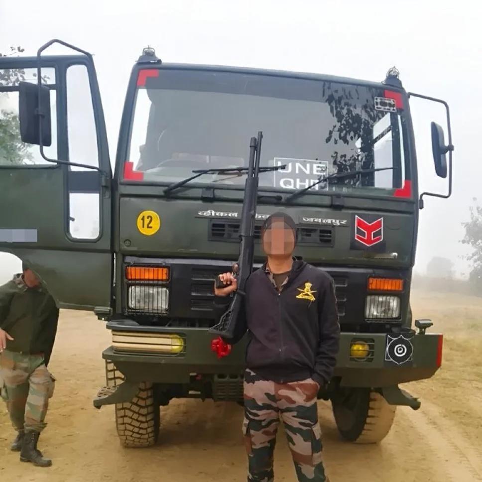 印军士兵Stallion PX-200 12 膛泵动霰弹枪