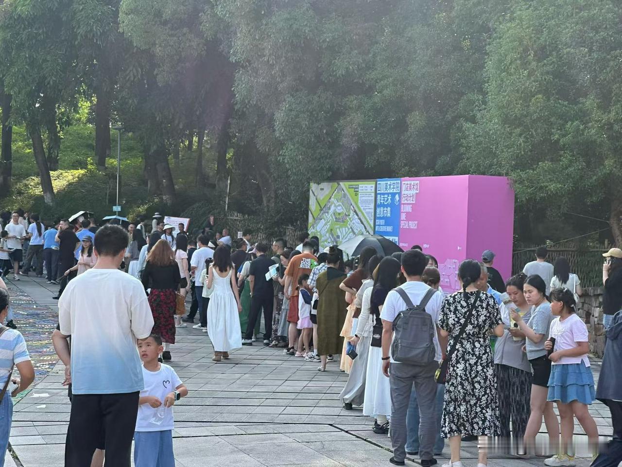 马上周末了，大学城的四川美术学院估计又要被挤爆了，这是上周末拍的，简直太火了，就