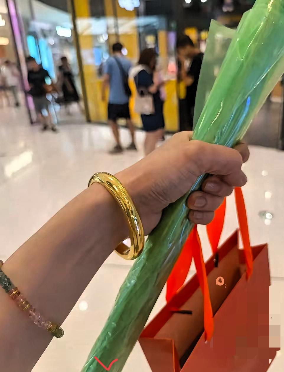 我姐在金店干了3年，
奉劝大家千万别在金店买黄金！
不是因为不够纯，而是因为他们