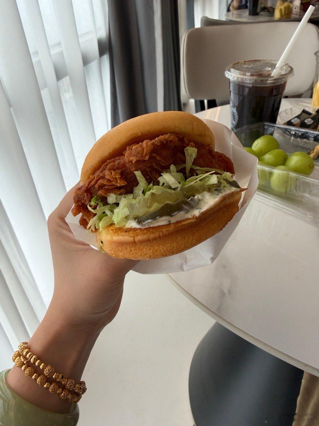 睡饱12小时！！！一会准备去线下店铺买买黄金[doge] bb们今天准备干啥？ 