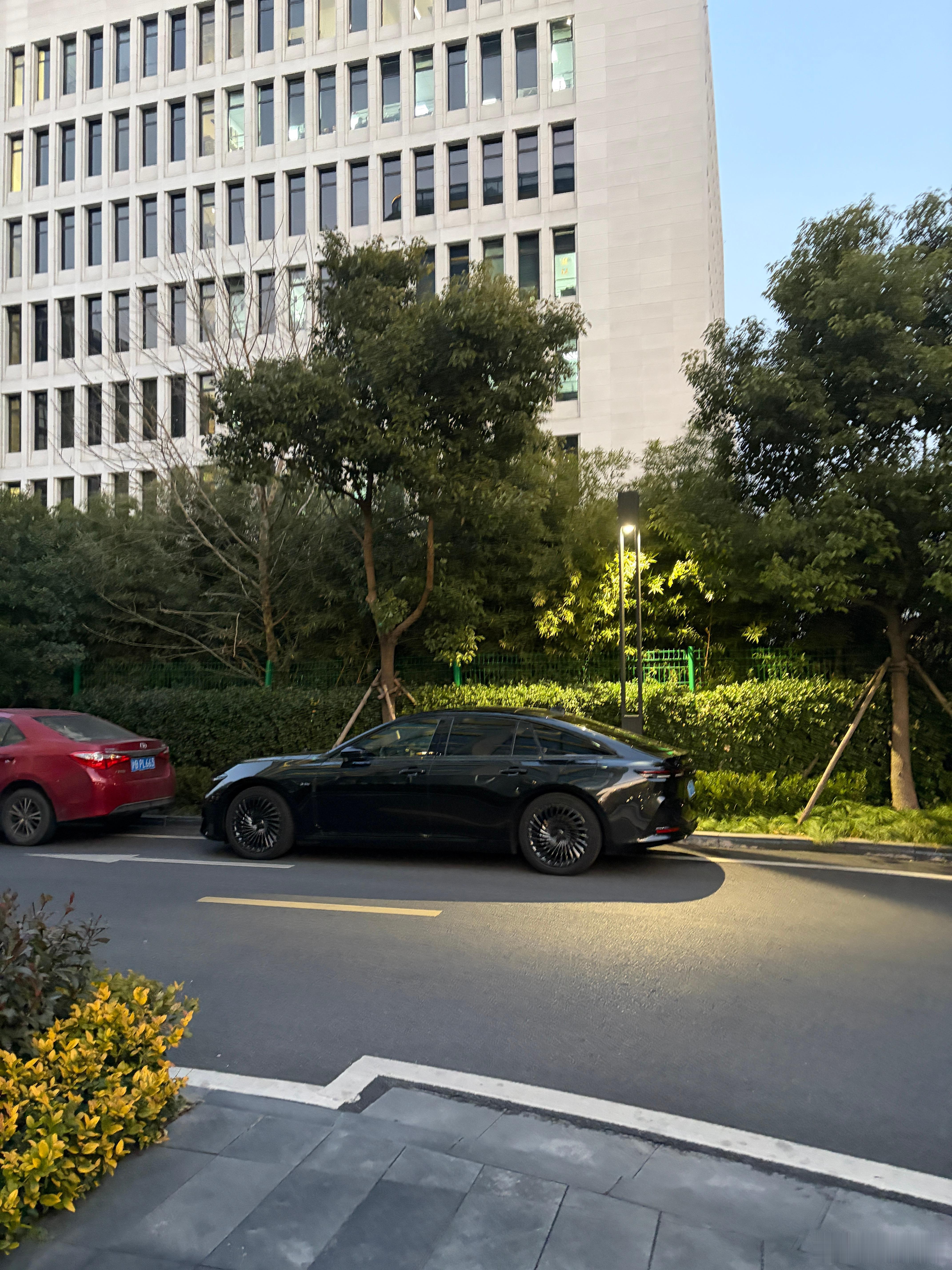 也开了一千多公里了，本来是想到两箱油时候讲一下这个车。1. 这是个舒适定位的车。