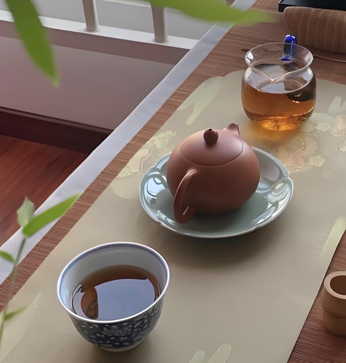 下联：闭户闻书香，诚邀上联独饮品茶韵；