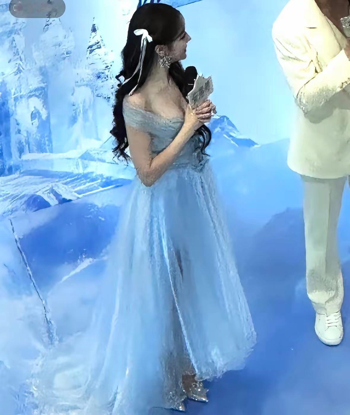 我能接受，迪丽热巴每次出场都穿得很暴露，但真的接受不了她，明明穿得这么暴露，却一