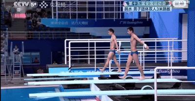 这一刻，观众们的呼吸停了。山西组合赵冬的右脚在跳板边缘踏空，身体像断了线的木偶垂