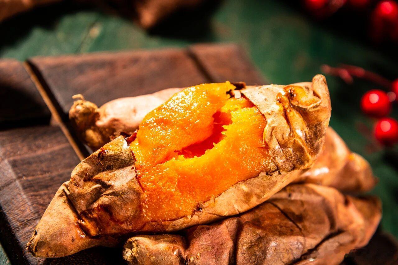 【吃柿子避免这四种搭配】3、高淀粉食物（如红薯、白薯）红薯等富含淀粉和膳食纤维，