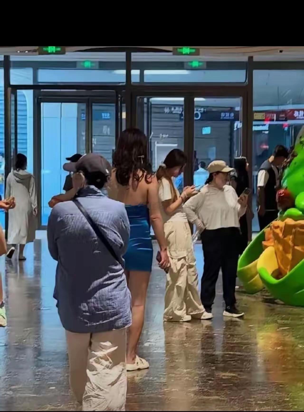 赛格一姐真的走了，不是被挤走的，是自己走的。五楼和负一楼的店全部撤空，新商家已经