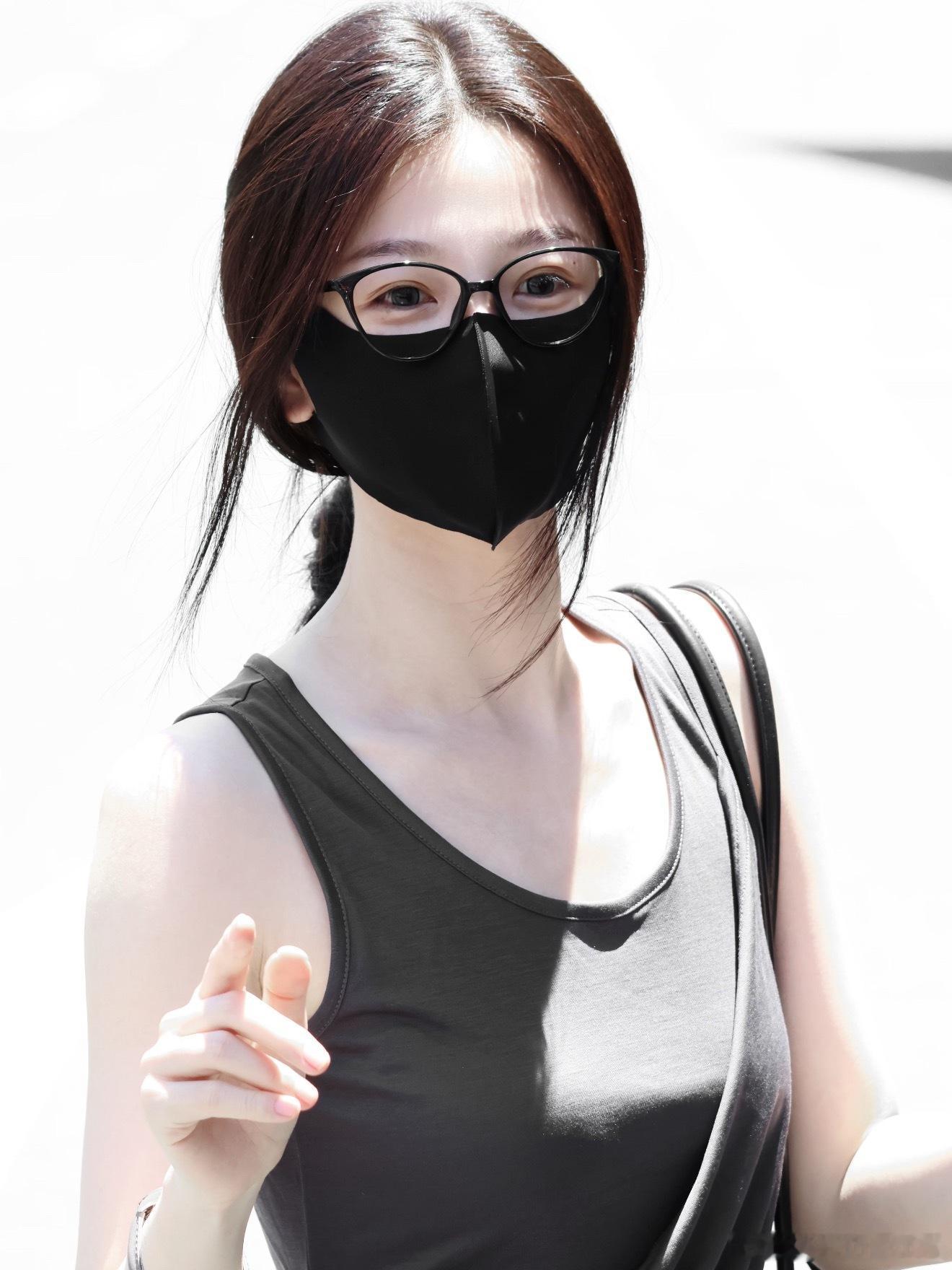 人瘦了白了以及头发顺了还是加假发片之后，确实美女氛围都出来了。（粉丝别来拉踩，没