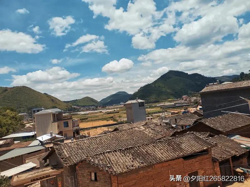 回家过年入村庄，
难逸心中有些慌。
昔日玩伴皆不在，
唯有房在人出外。