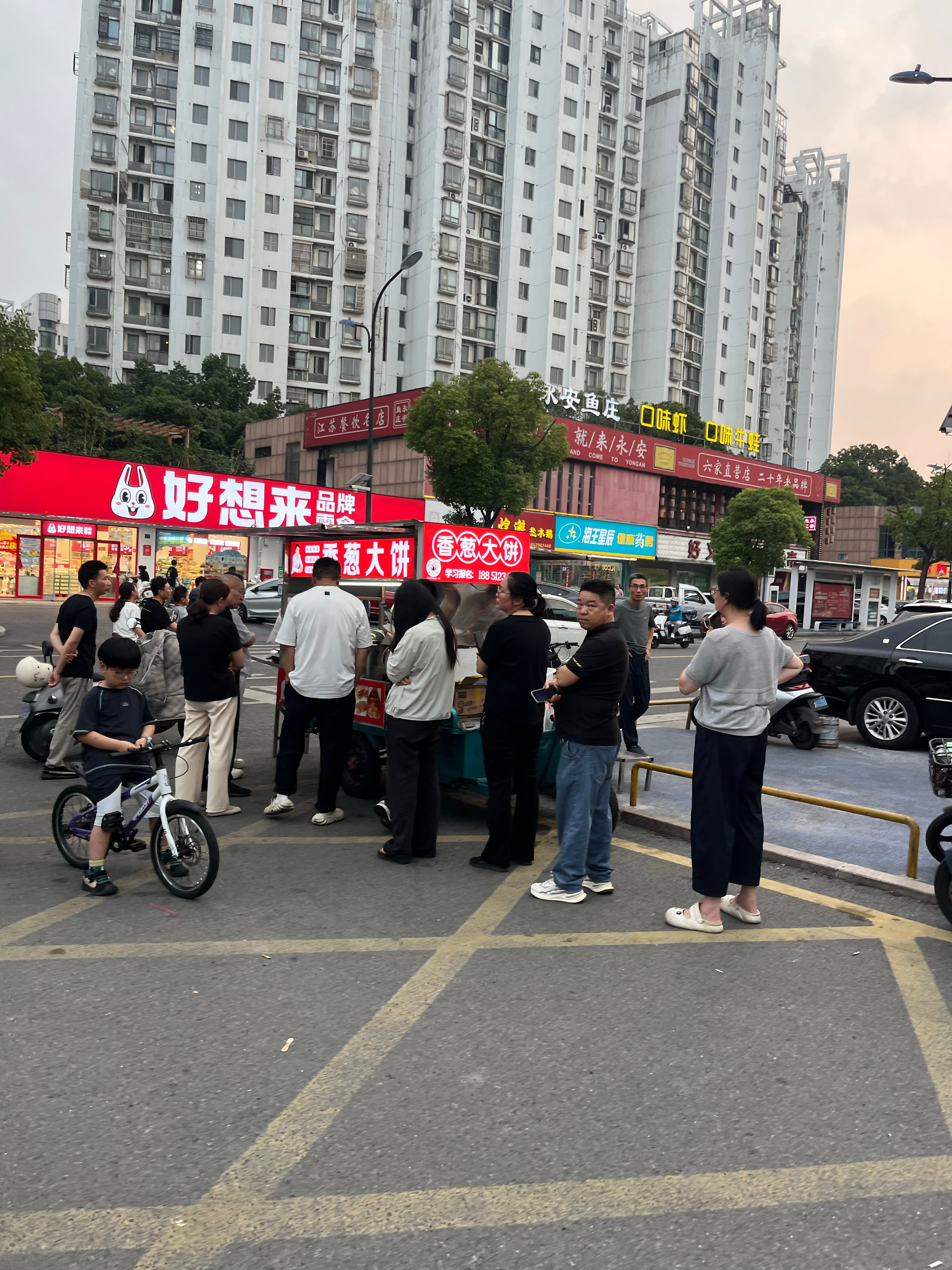 夜跑太积极17点就带娃出门了，又又又被太阳晒，早上晒的都忘了。晒就晒吧，娃倒是给
