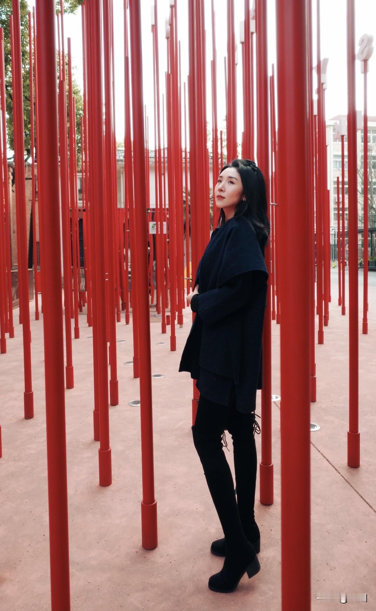 从内在来说，能与自己对话、真正接纳自己的女人很优雅。像名模吕燕，不在意他人标准，