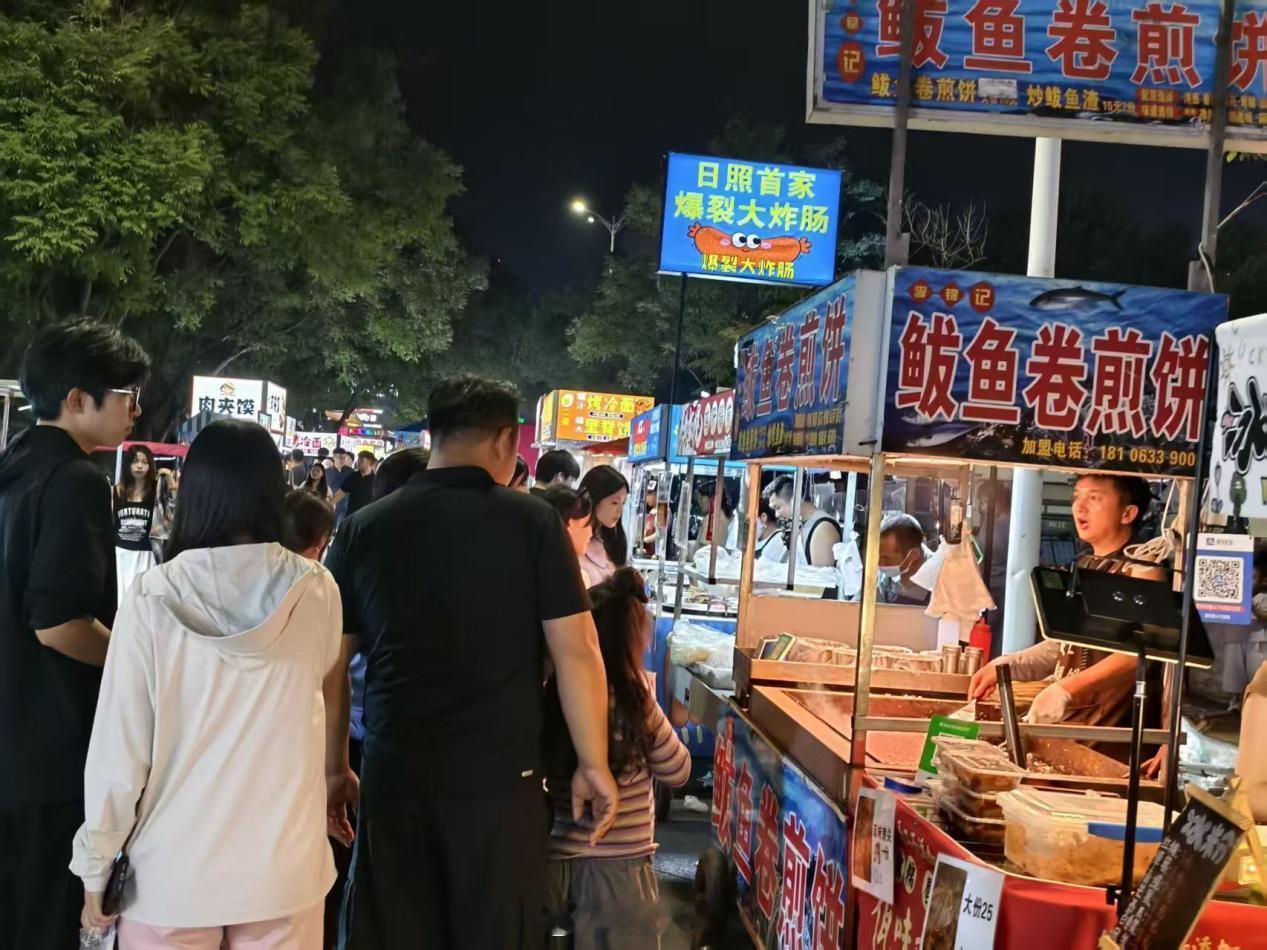【烟火藏百态，实践见真知】 夜市是一座城市最朴素、最真实的生活缩影。本次参与夜市