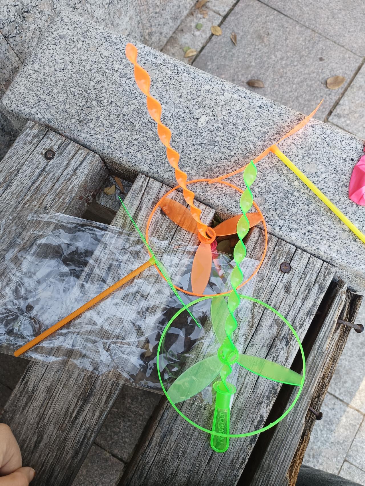 这是两元店最值的商品，里面一袋飞天转五套，买一次都觉得超值。