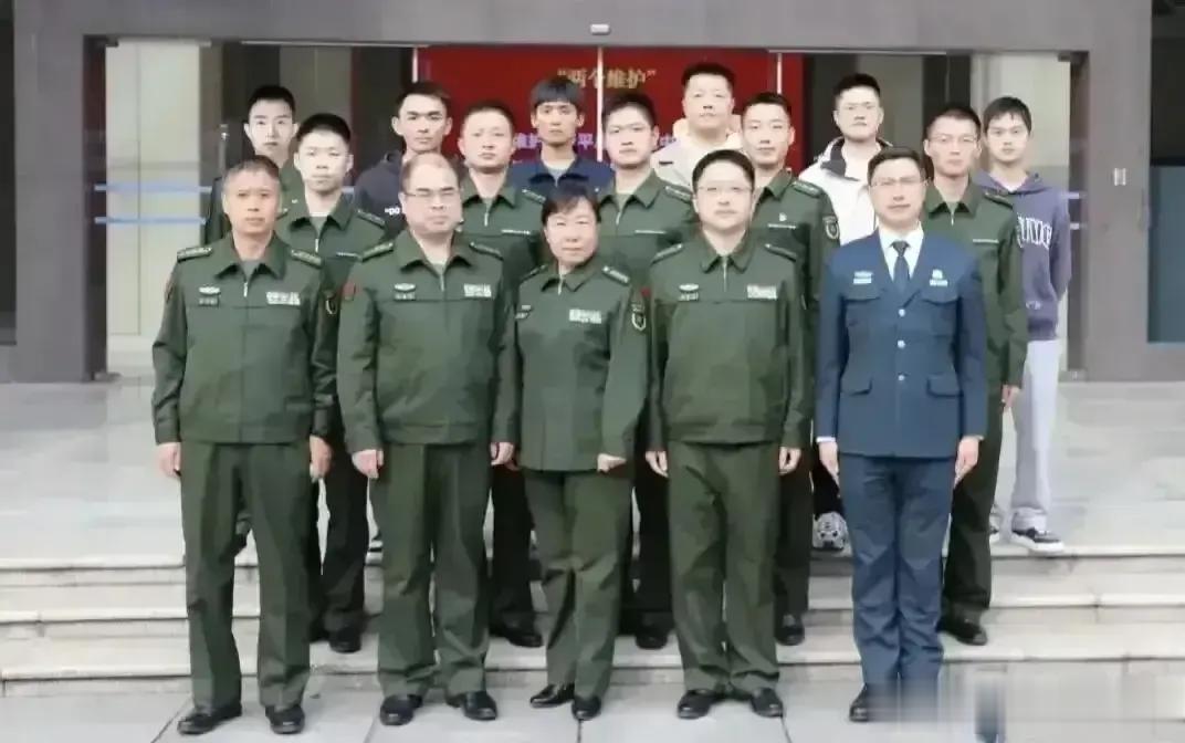 这是新军装，你们觉得新的解放军的新军装好看吗？我咋觉得有点像工厂的服装呀，完全体