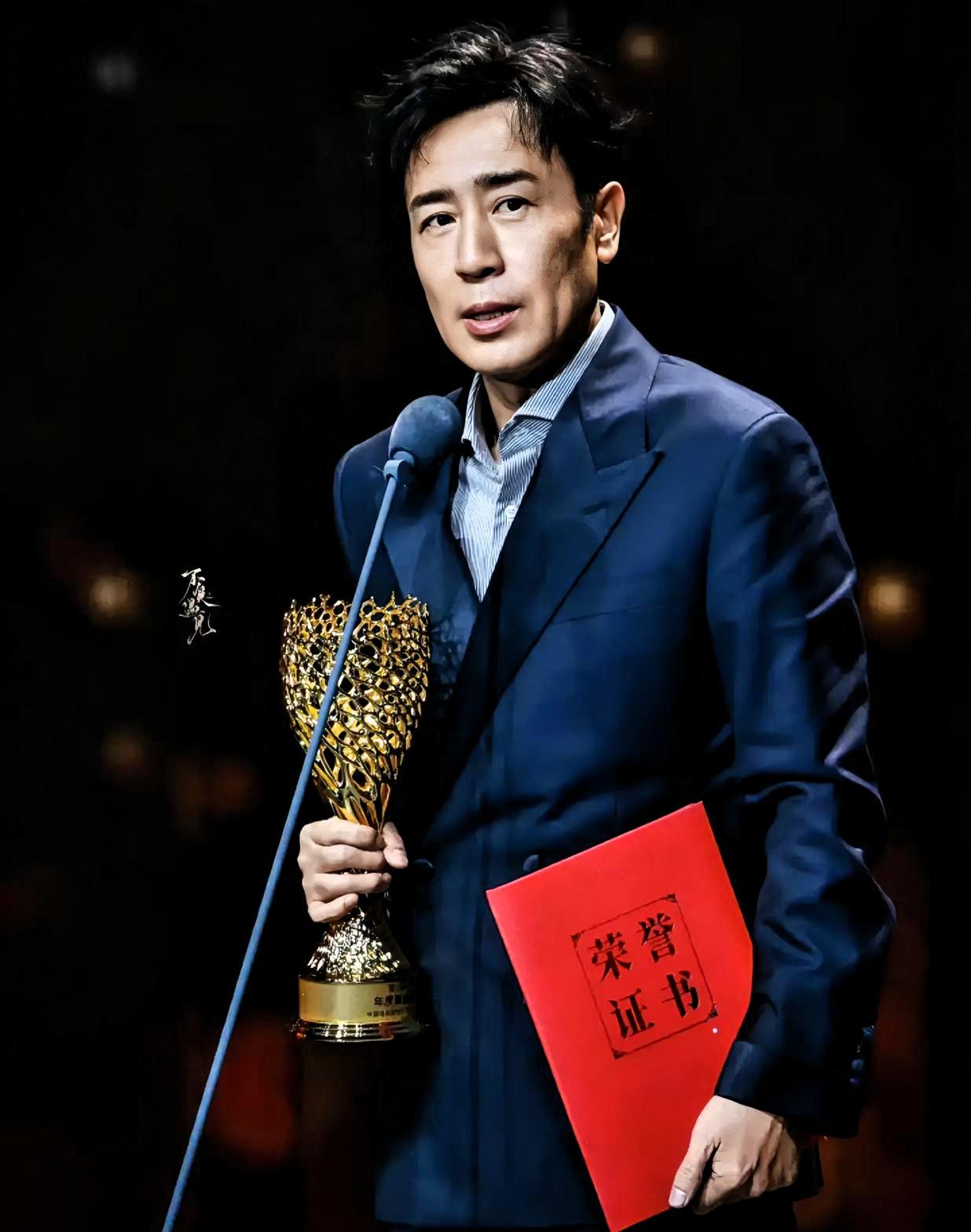 新晋影帝于和伟，站在天坛奖聚光灯下。他朝台下用力挥了挥手。那个角落不在镜头里，坐