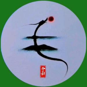 在河边静赏晚霞的路人