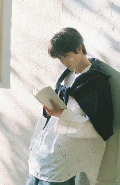 宋威龙你还有一部情书没拍 看到宋威龙早期的写真，那股子少年气真的让人心动不已，他