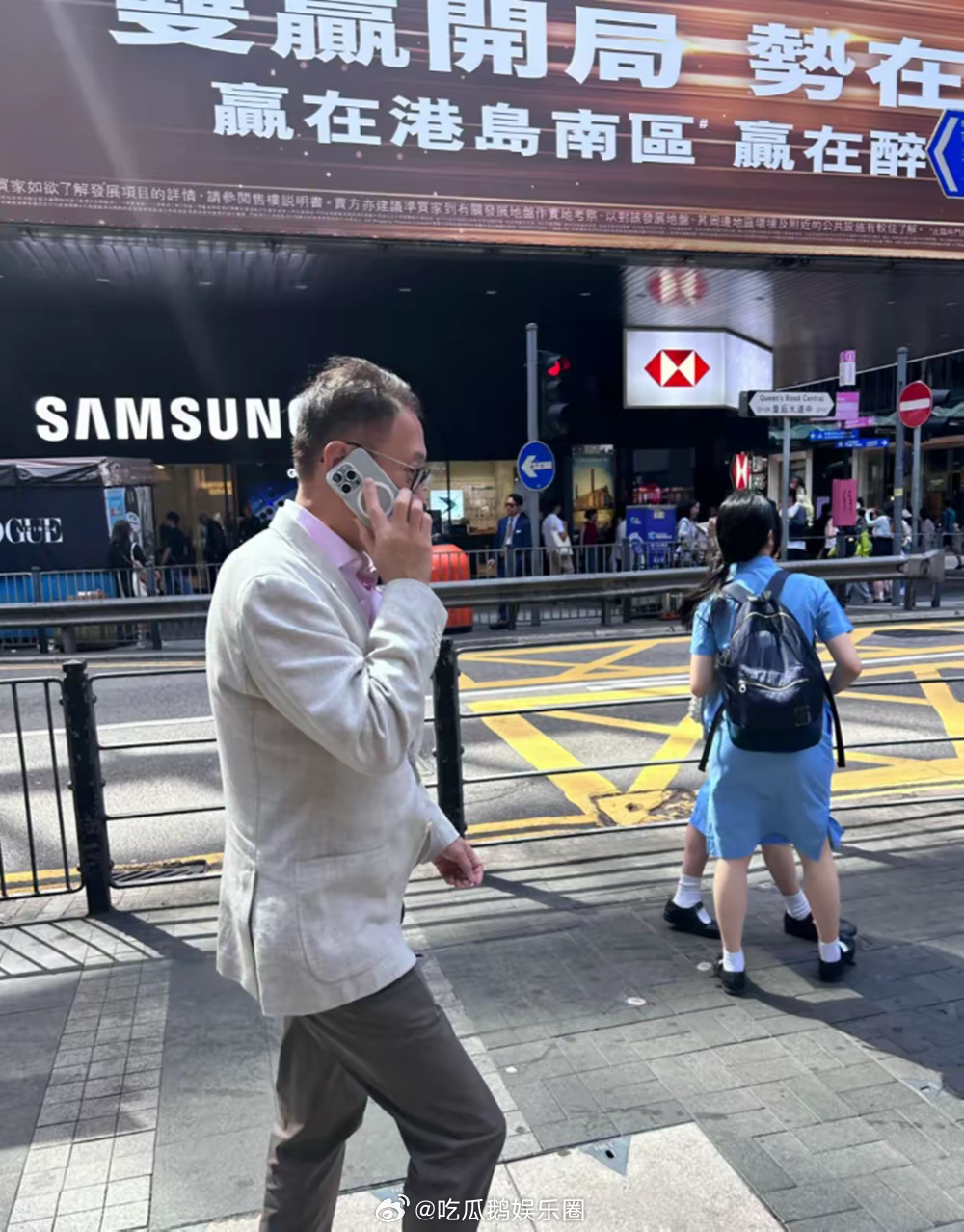 李嘉欣老公香港被追拍，秃顶还罗圈腿，穿高定西装但不像有钱人！！！ ​​​