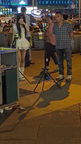 一名年轻女孩正在街头直播跳舞💃
在她旁边还站着一个大叔一直看着她？
这让女孩感