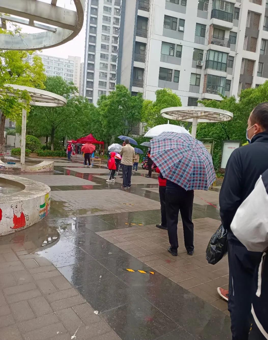 #郑州疫情# 风雨无阻，继续核酸检测[比心]
   坚持就是胜利，加油💪！