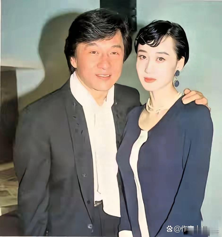 1991年成龙与利智的合影 。成龙37岁英俊潇洒 利智30岁妩媚动人。 