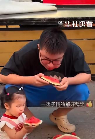 辽宁沈阳，一家三口逛菜市场买了个大西瓜，结果爸爸不小心把西瓜摔碎了，大家一开始以