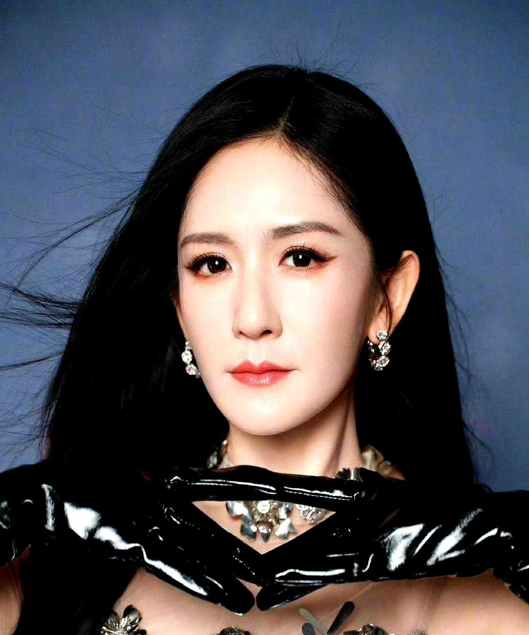 我真的破防了！刚才刷到张杰谢娜为香港捐款100万。

这对夫妻确实一贯如此，从武