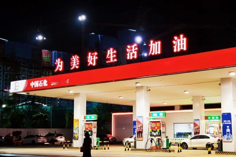 中国石化与比亚迪合作意义重大。从能源角度看，中国石化有庞大的加油网络，比亚迪是新