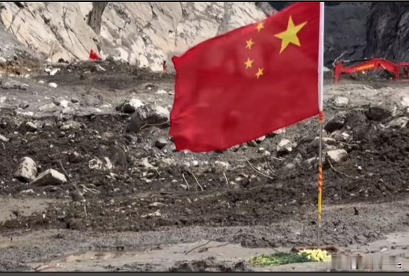 此刻，五星红旗就像英雄们的母亲在撕声力竭的呼唤：“孩子，你们能听到妈妈说话吗，妈