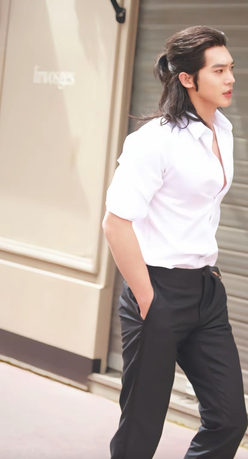 长发白衬衫，于适太帅了，帅到封神，秀气里带着一股野性，独一档的存在。长发是于适的