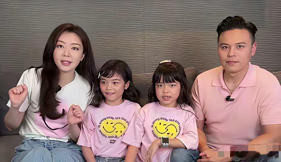 熊黛林大美女，看看俩女儿，鼻梁不高，脸型不在线。女孩子的五官，怎么都马马虎虎，咋