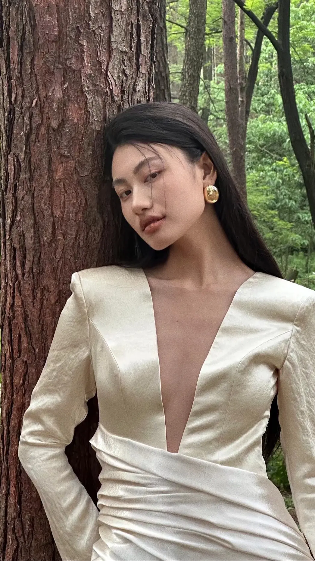 这就是长相的高级感吧。方脸模特的长相不就是高级感的代表嘛～
