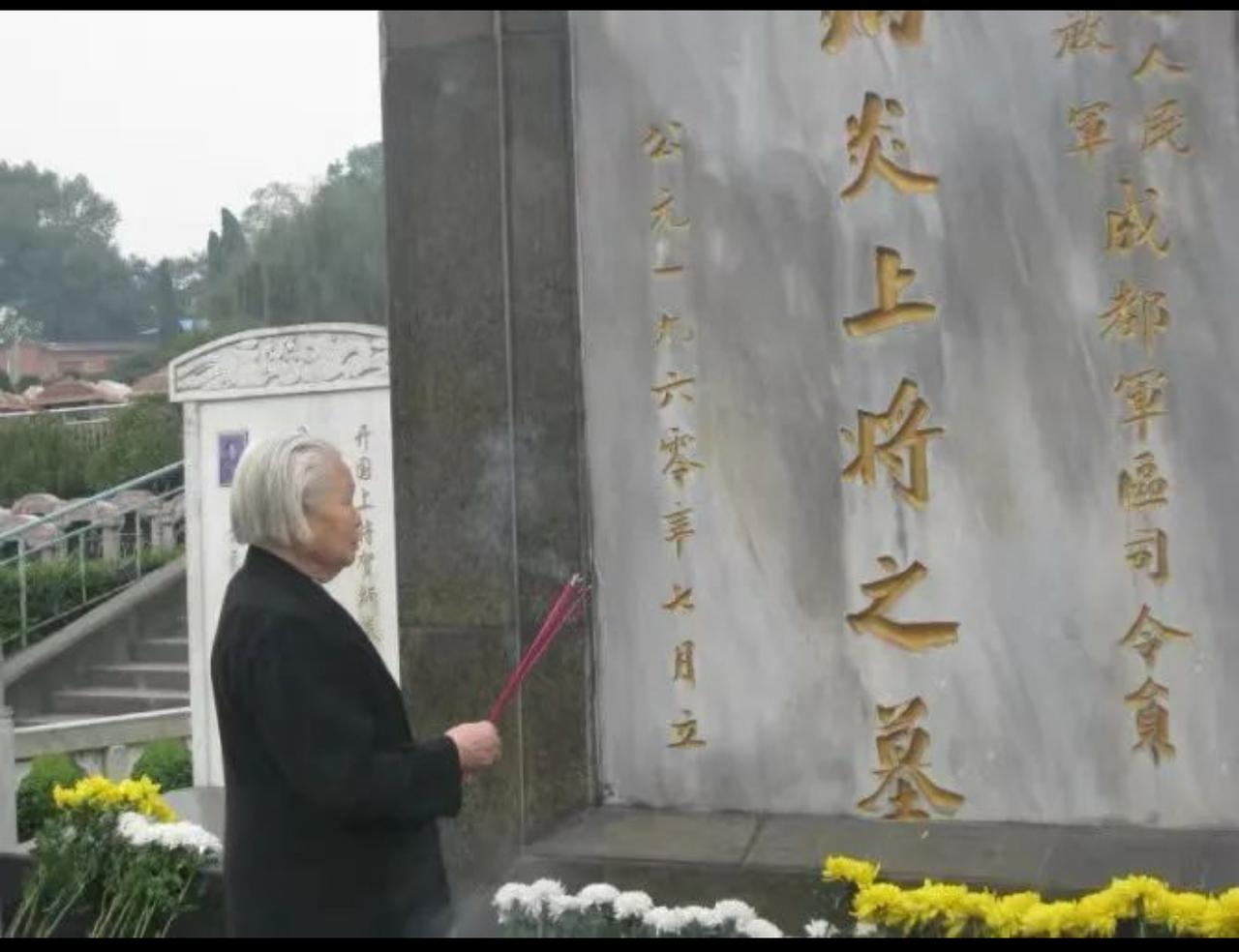 2011年，开国上将贺炳炎长女，83岁贺雷珍￼￼￼在儿女陪同下祭拜父亲￼￼￼，这