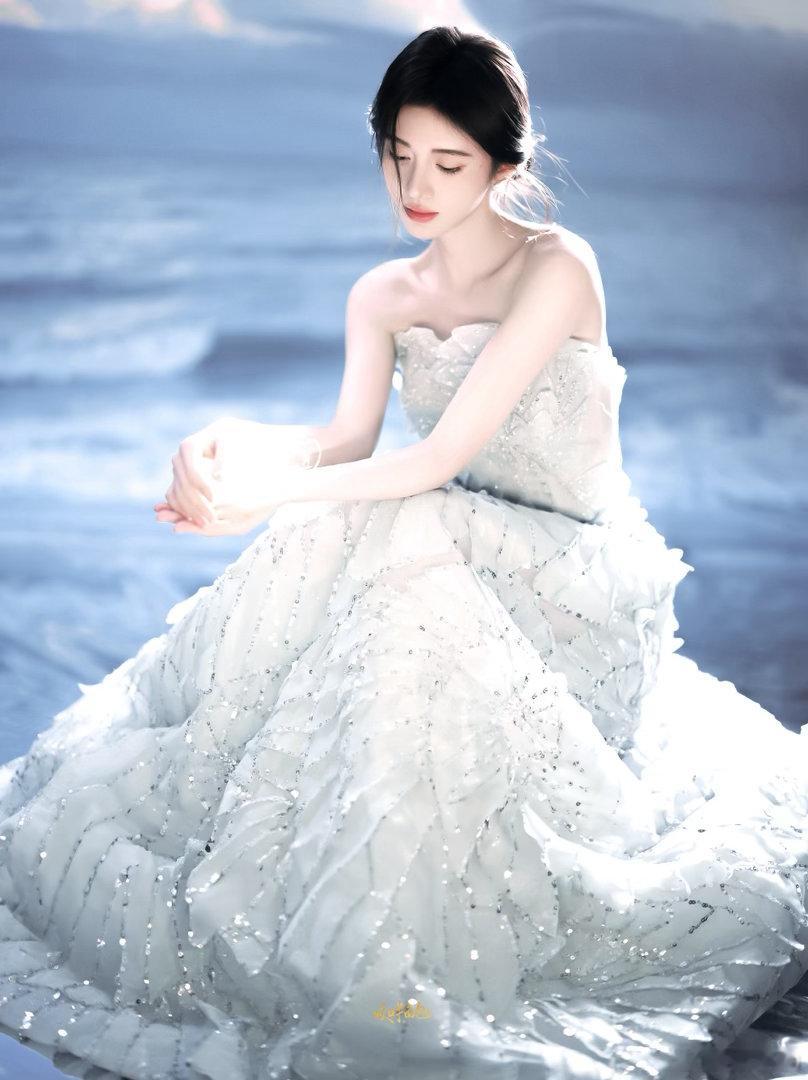 鞠婧祎月鳞绮纪 jjy鞠婧祎露芜衣 “你像是我迷茫的青春中唯一的信号灯”  𝐘