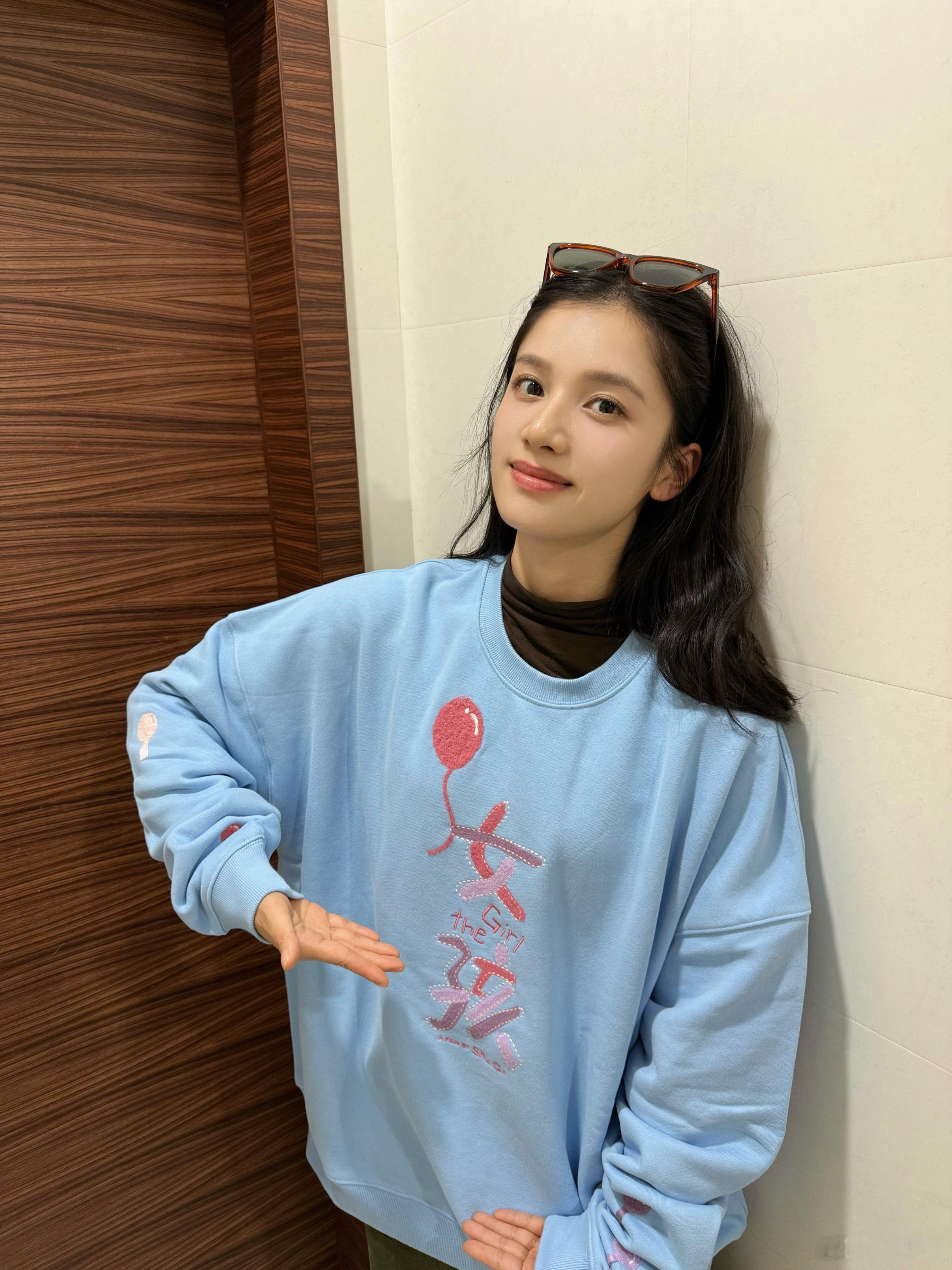 张婧仪穿了舒淇新片组服 哇哇！美丽女孩来支持《女孩》惹🥺 张婧仪穿了舒淇同款《