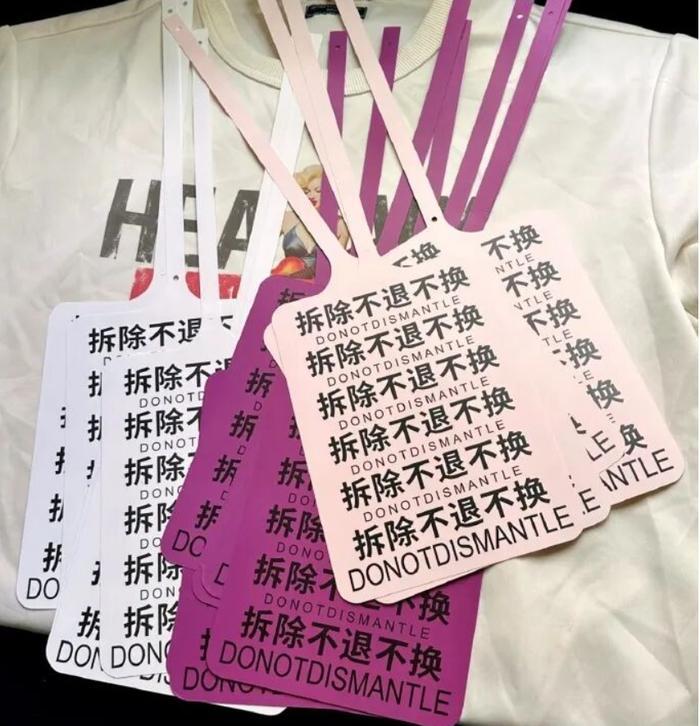 巨型硬纸吊牌引发热议：商业“硬碰硬”能否赢得消费者的心？

近日，一则“巨型吊牌