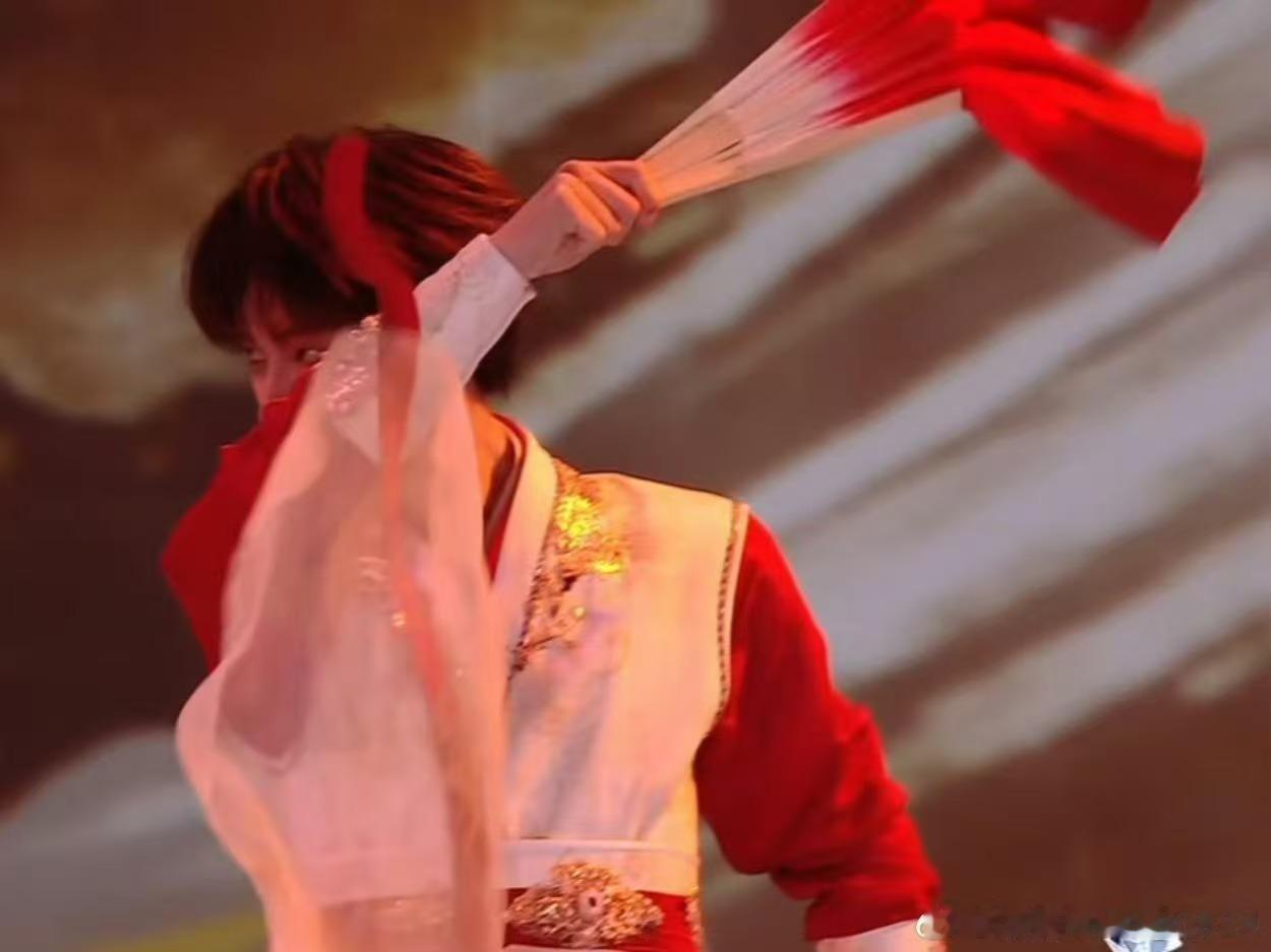 #刘宇少年侠客致敬中华战舞# 刘宇的舞台表现力一直都是非常的出众，看到他和传统民