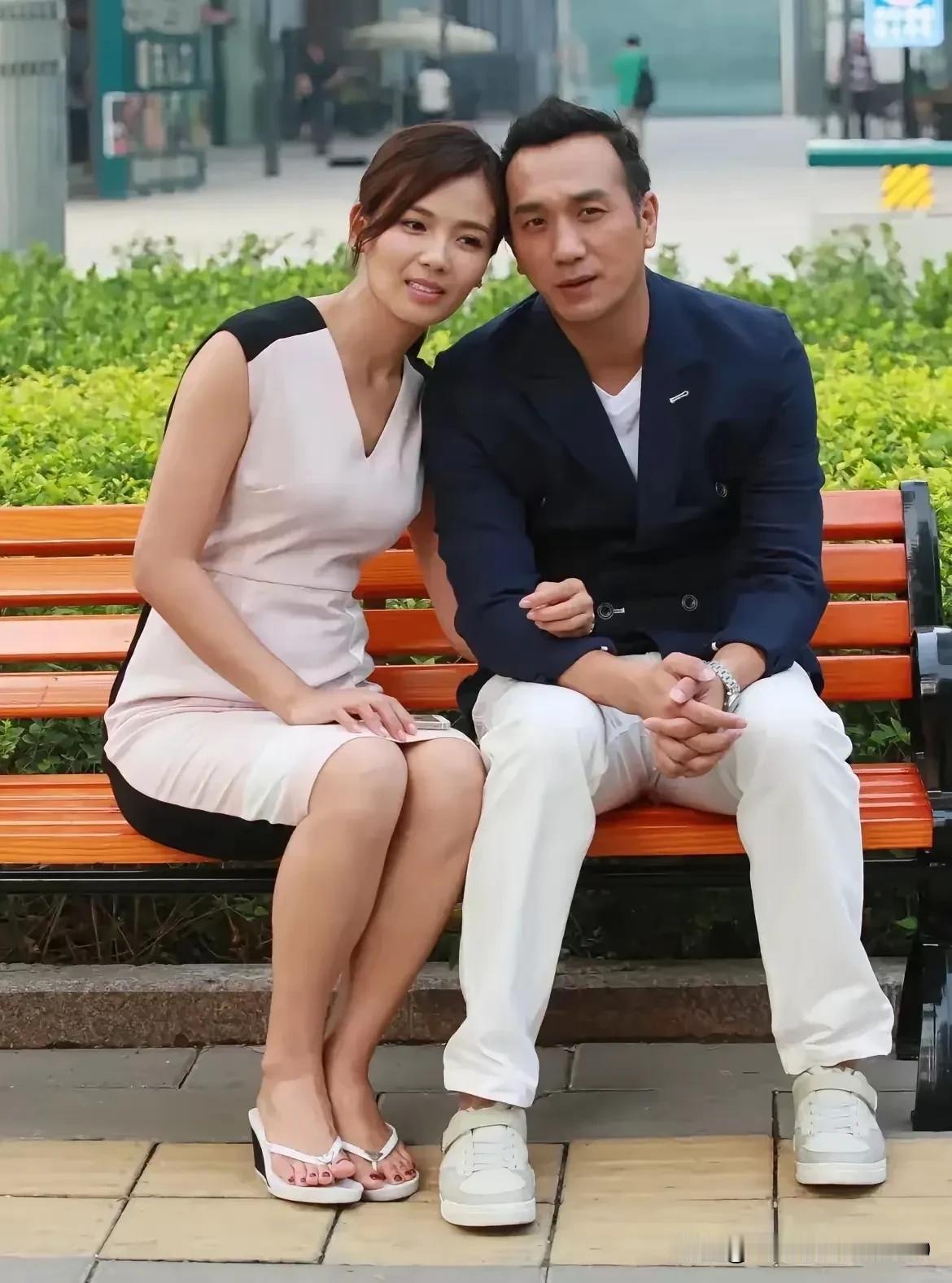这是剧照吧？生活中不能这么开玩笑，刘涛老公看了会吃醋吧？[微笑]
