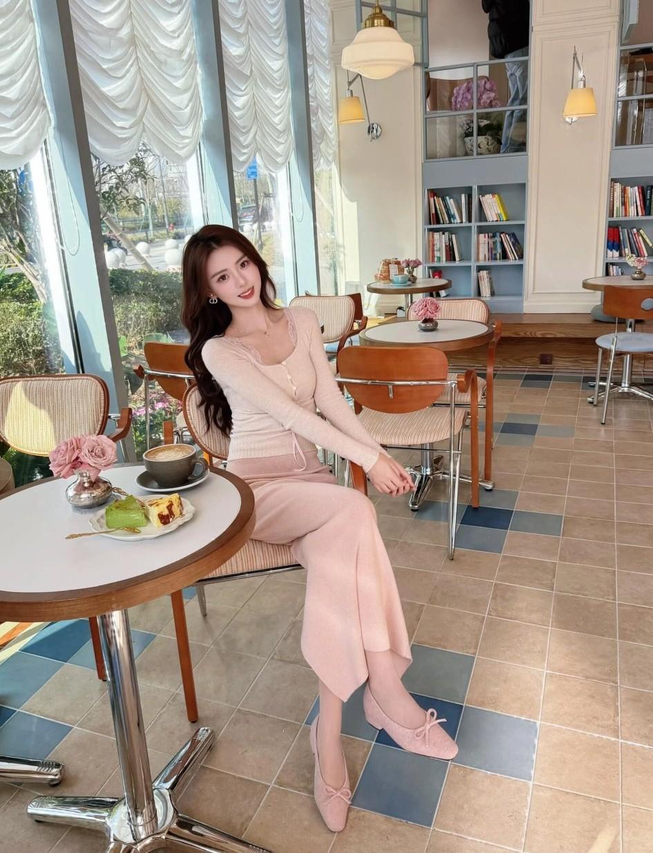 粉红女郎坐，书香满雅室。晒图笔记大赛 30岁女人如何穿搭显得时尚漂亮 记录我的2