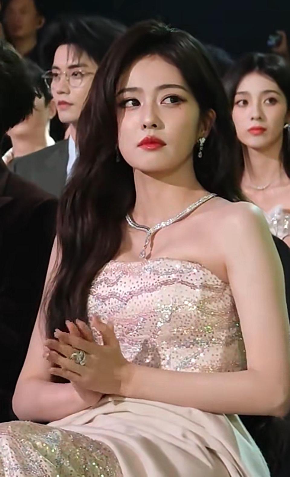 鎏光裙装衬得眉眼如画，抬眸一瞬，氛围感拉满✨

2. 香槟色碎钻抹胸裙勾勒出优雅