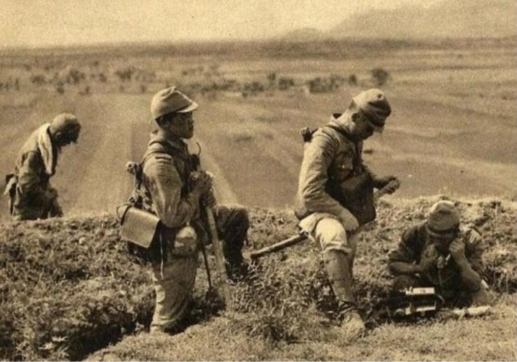 1938年，万家岭战后，漫山遍野都是腐烂的尸体，无人愿意打扫战场，一个乞丐主动前